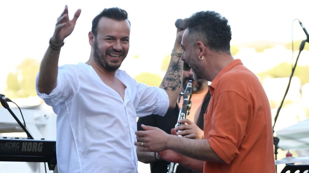 Yeni şarkısı “Bana Sor