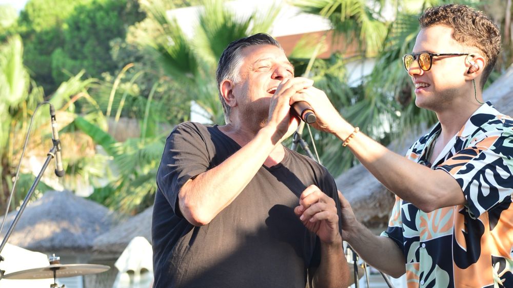 Yılmaz hocanın sahne performansı parmak ısırttı