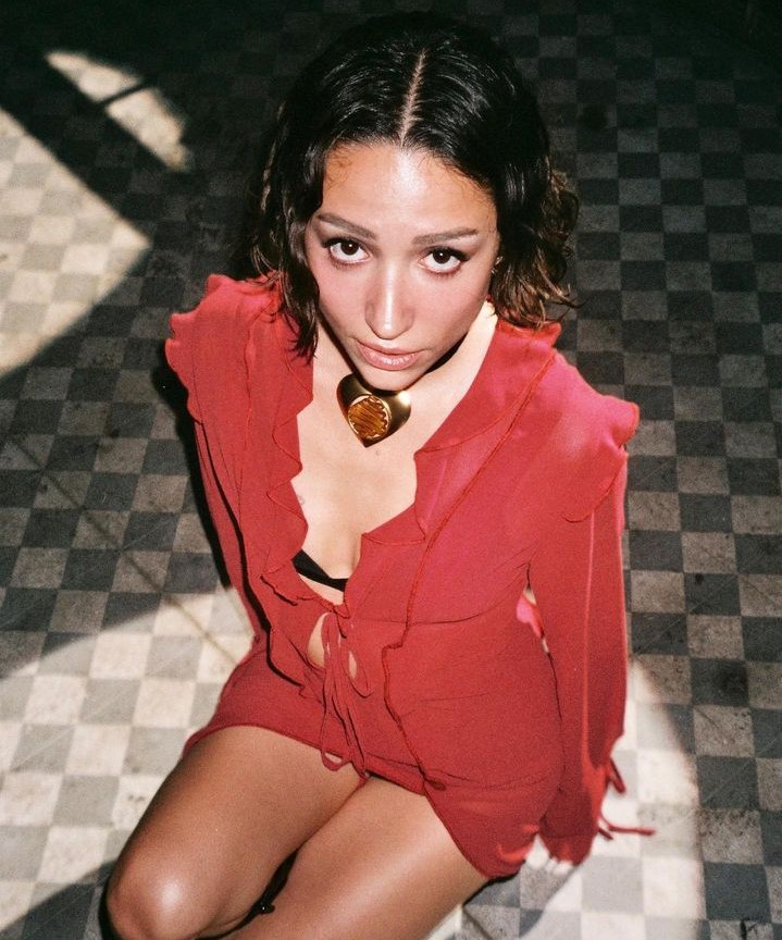 Zeynep Bastık Çeşme'de bikinili görüntülendi