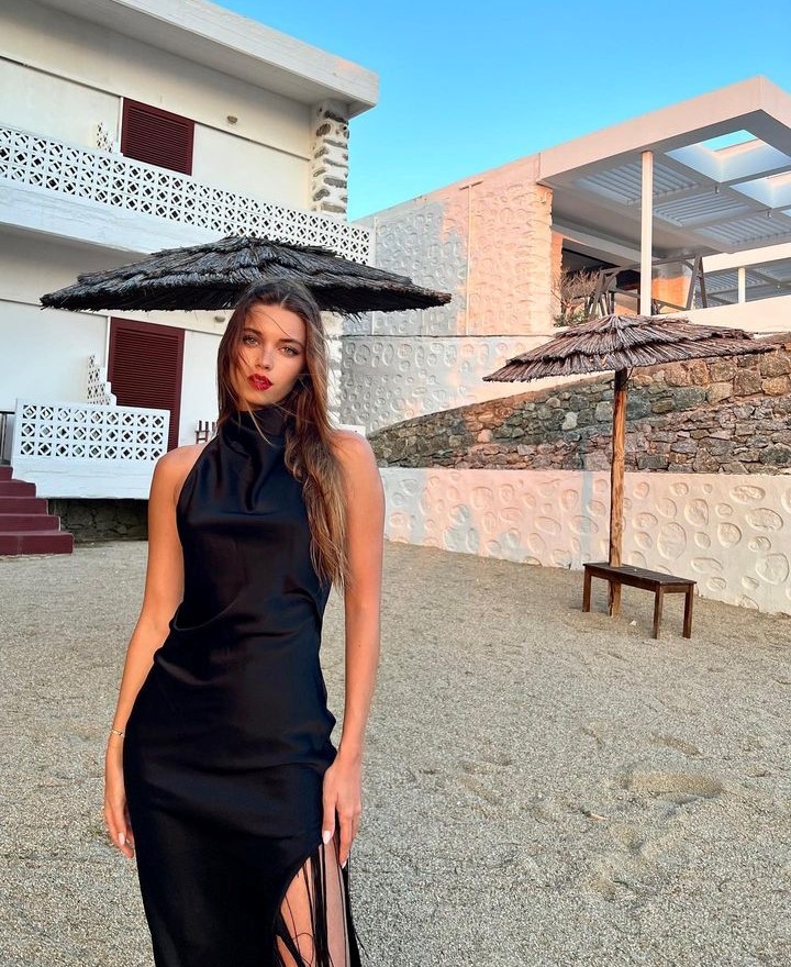 Afra Saraçoğlu'ndan yeni poz