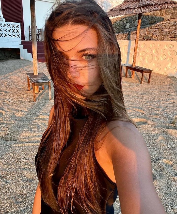 Afra Saraçoğlu'ndan yeni poz