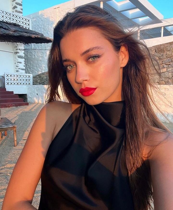 Afra Saraçoğlu'ndan yeni poz