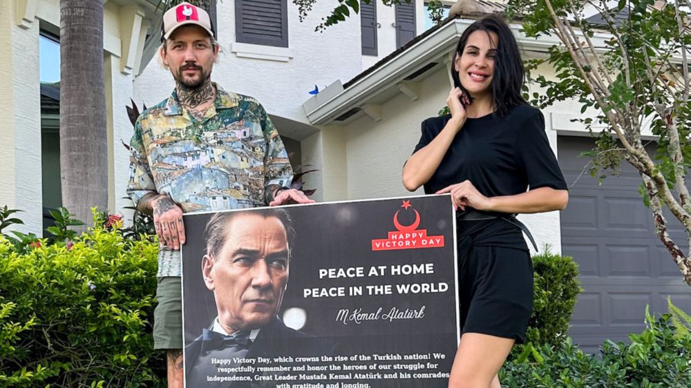 Amerika’daki evinin bahçesine Atatürk posteri astı