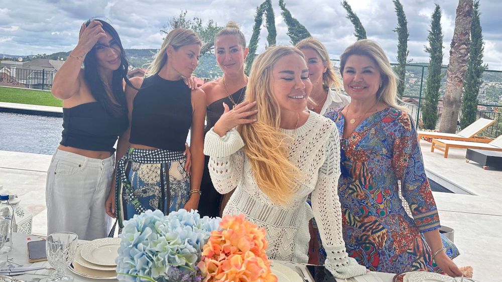 Doğum gününü havuz başında kutladılar