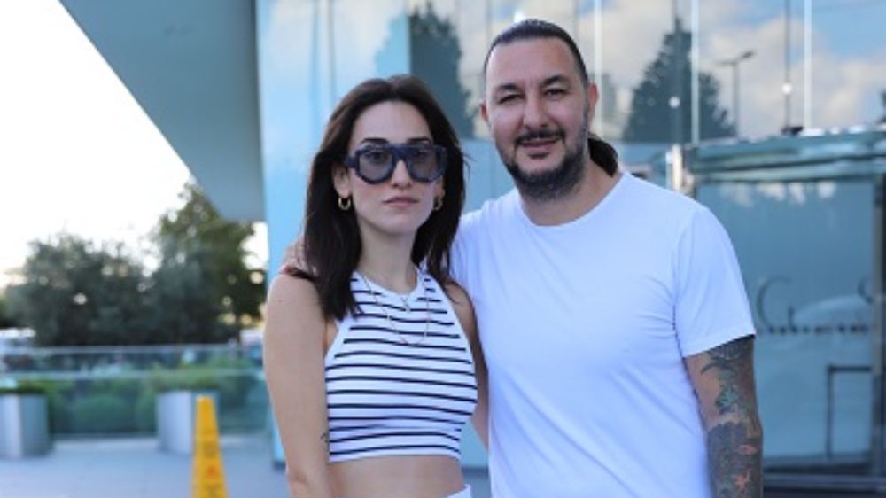 Eski milli futbolcu Necati Ateş sevgilisi İlsu Oban ile AVM'de görüntülendi