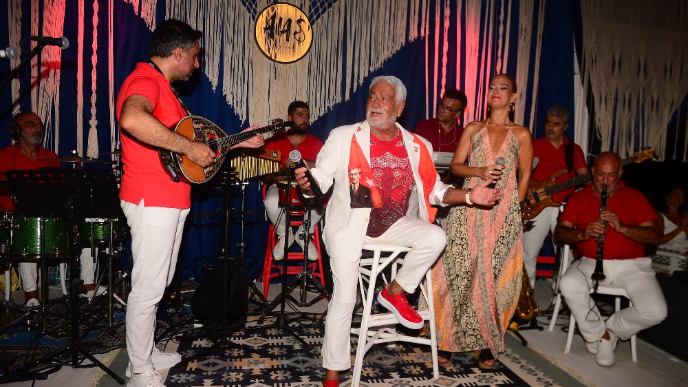  Fedon ve orkestrası sahneye kırmızı beyaz renklerle çıktılar 