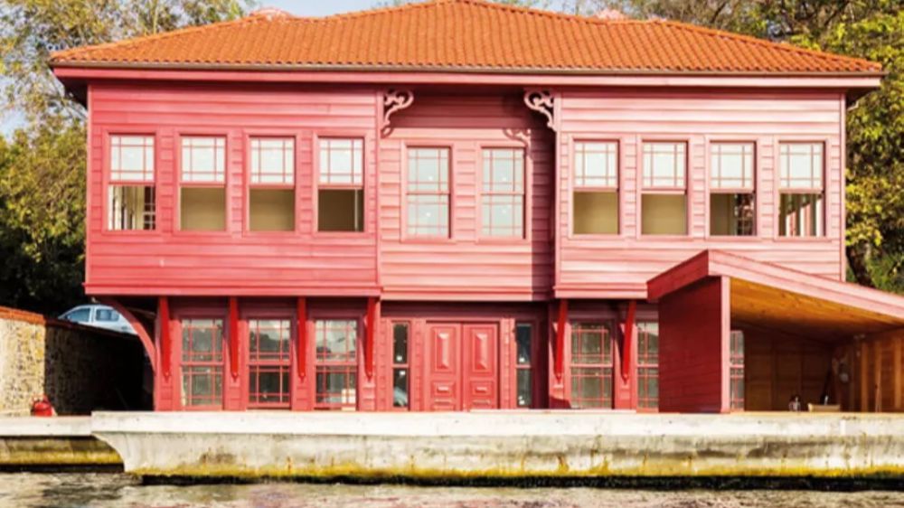 İstanbul Boğazı’nda kırmızı rengiyle hemen fark edilen yalı rekor fiyatla satıldı!