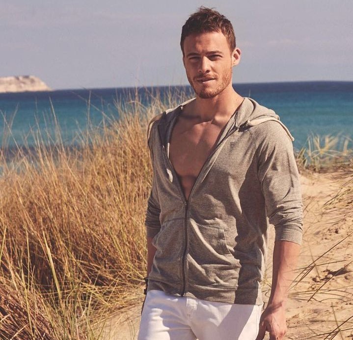 Kerem Bürsin hastanelik oldu