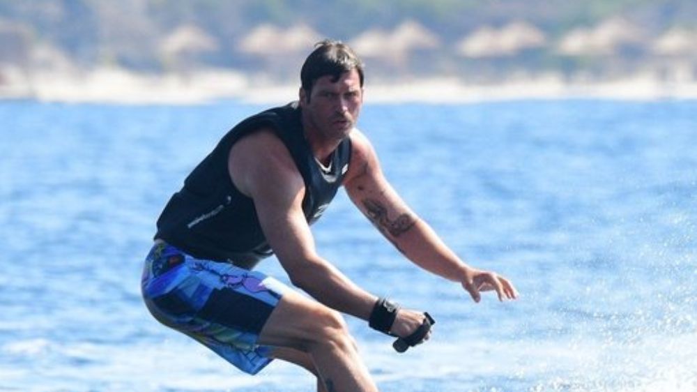 Kıvanç Tatlıtuğ'un jetsurf hüneri
