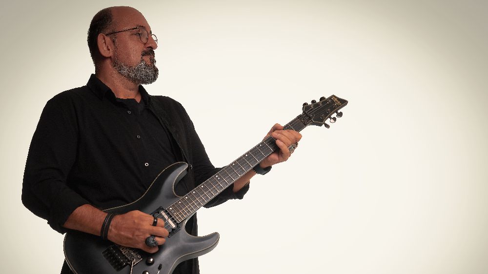 Prof. Dr. Sinan Canan bu kez şarkılarıyla anlatıyor