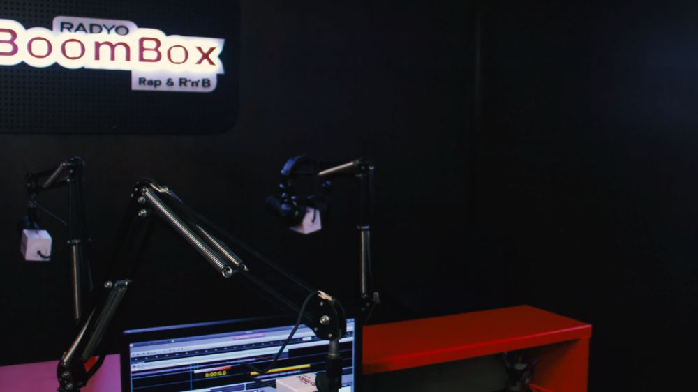 Türkiye'nin yeni radyo istasyonu Radyo BoomBox yayında
