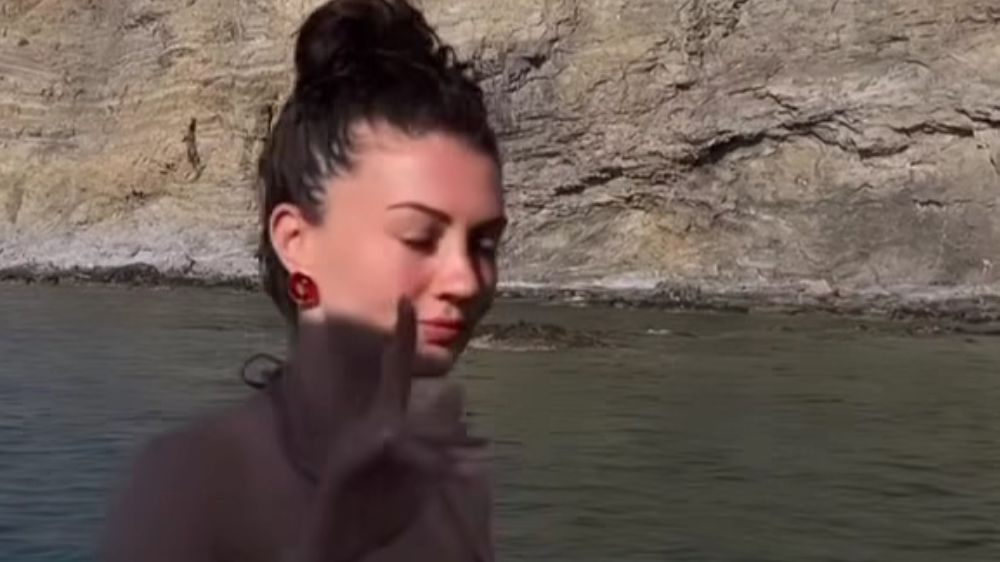  Ünlü oyuncu Burcu Özberk'ten bikinili poz