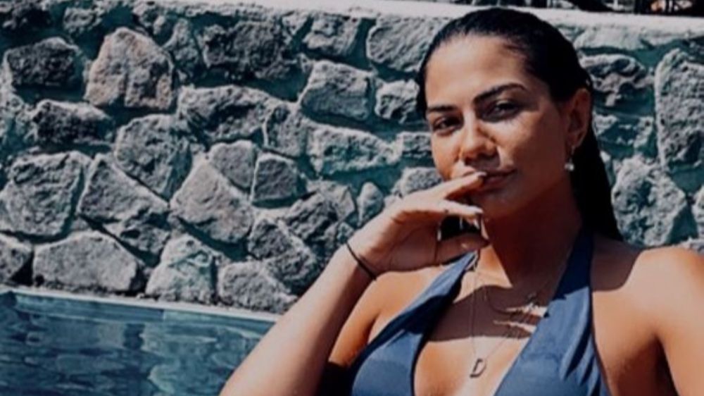Ünlü oyuncu Demet Özdemir'den bikinili pozlarını yayınladı