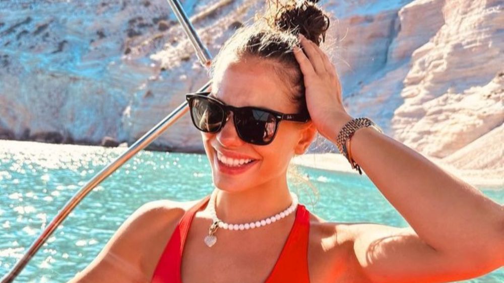 Ünlü oyuncu Demet Özdemir'den bikinili ve mayolu pozlar