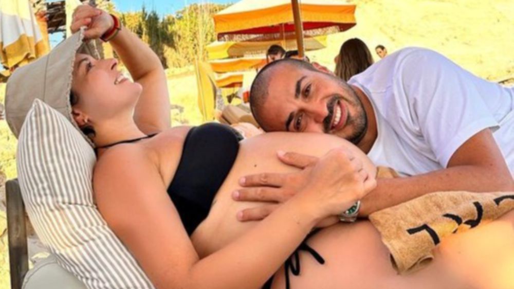 Ünlü oyuncu Ezgi Mola'dan hamilelik pozu geldi