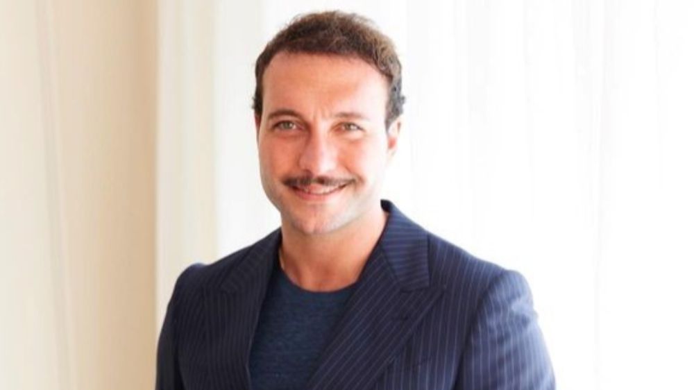 Ünlü oyuncu Görkem Sevindik büfede tost satarken görüntülendi