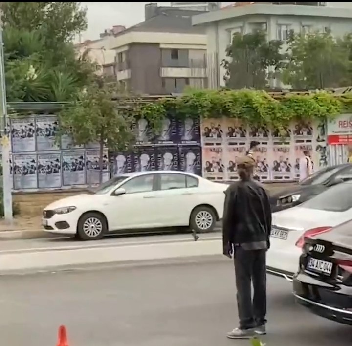 Ünlü oyuncu Nejat İşler Fenerbahçe maçına gitmek için otostop çekerken görüntülendi