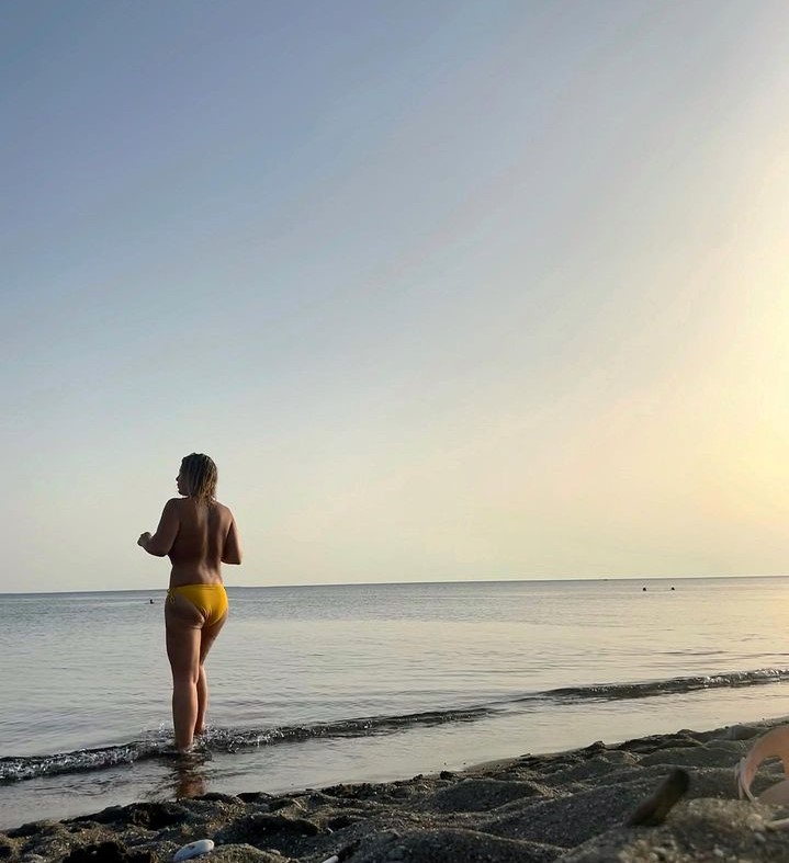 Ünlü oyuncu Pelin Öztekin'den şaşırtan hareket! Üstsüz denize girdi