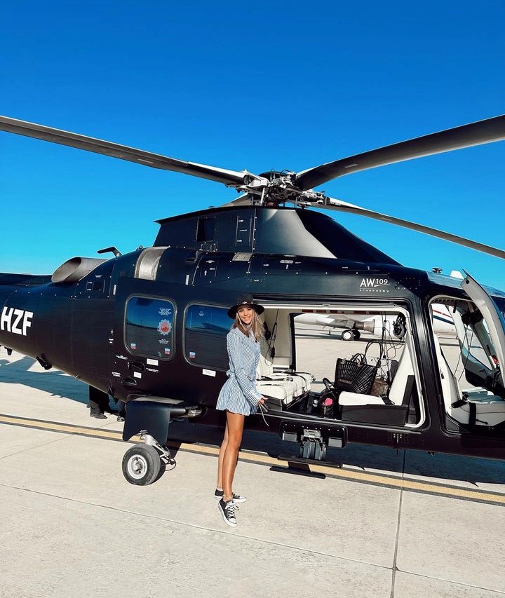 Ünlü oyuncu Tuvana Türkay Yunanistan'ı helikopterle gezdi