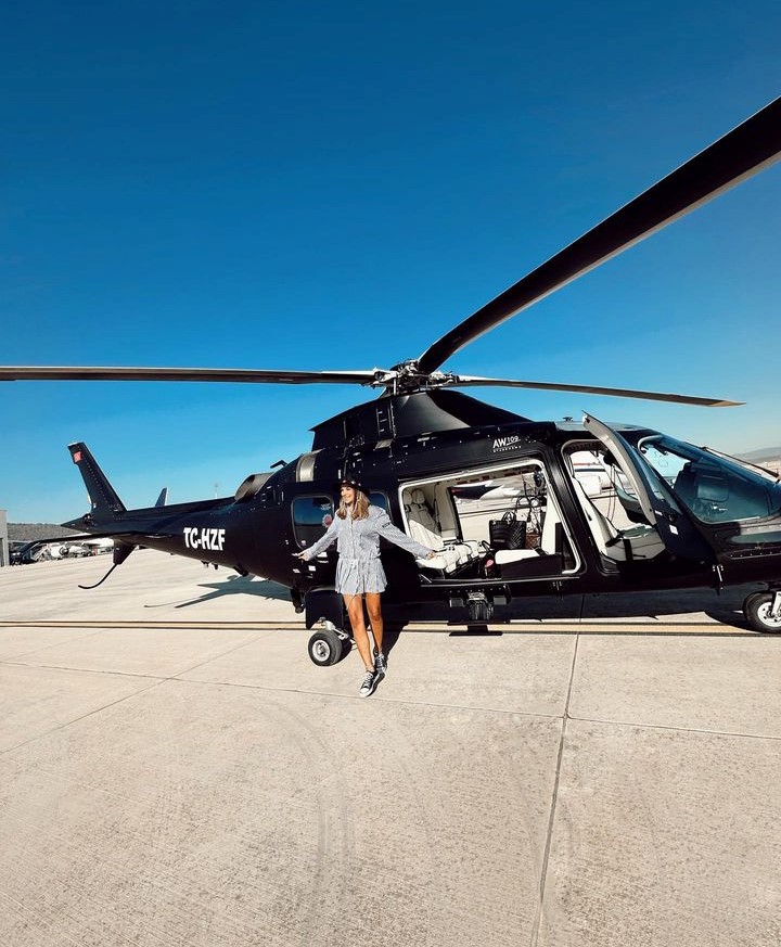 Ünlü oyuncu Tuvana Türkay Yunanistan'ı helikopterle gezdi