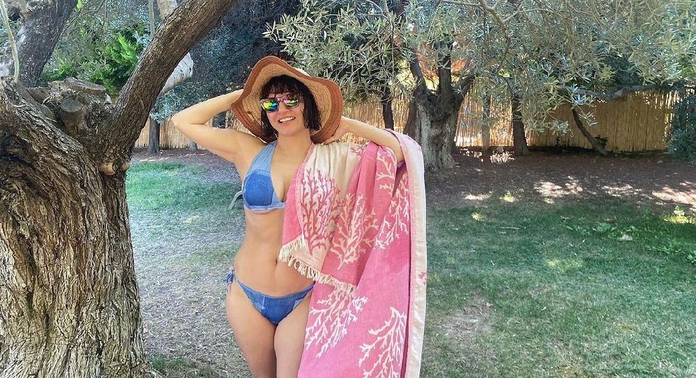 Ünlü şarkıcı Göksel'den tatil pozları