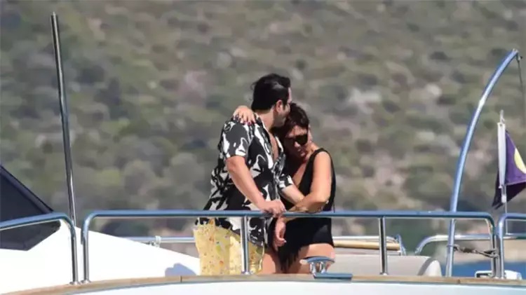 Ünlü şarkıcı Işın Karaca ile sevgilisi Can Yapıcıoğlu teknede aşka geldi