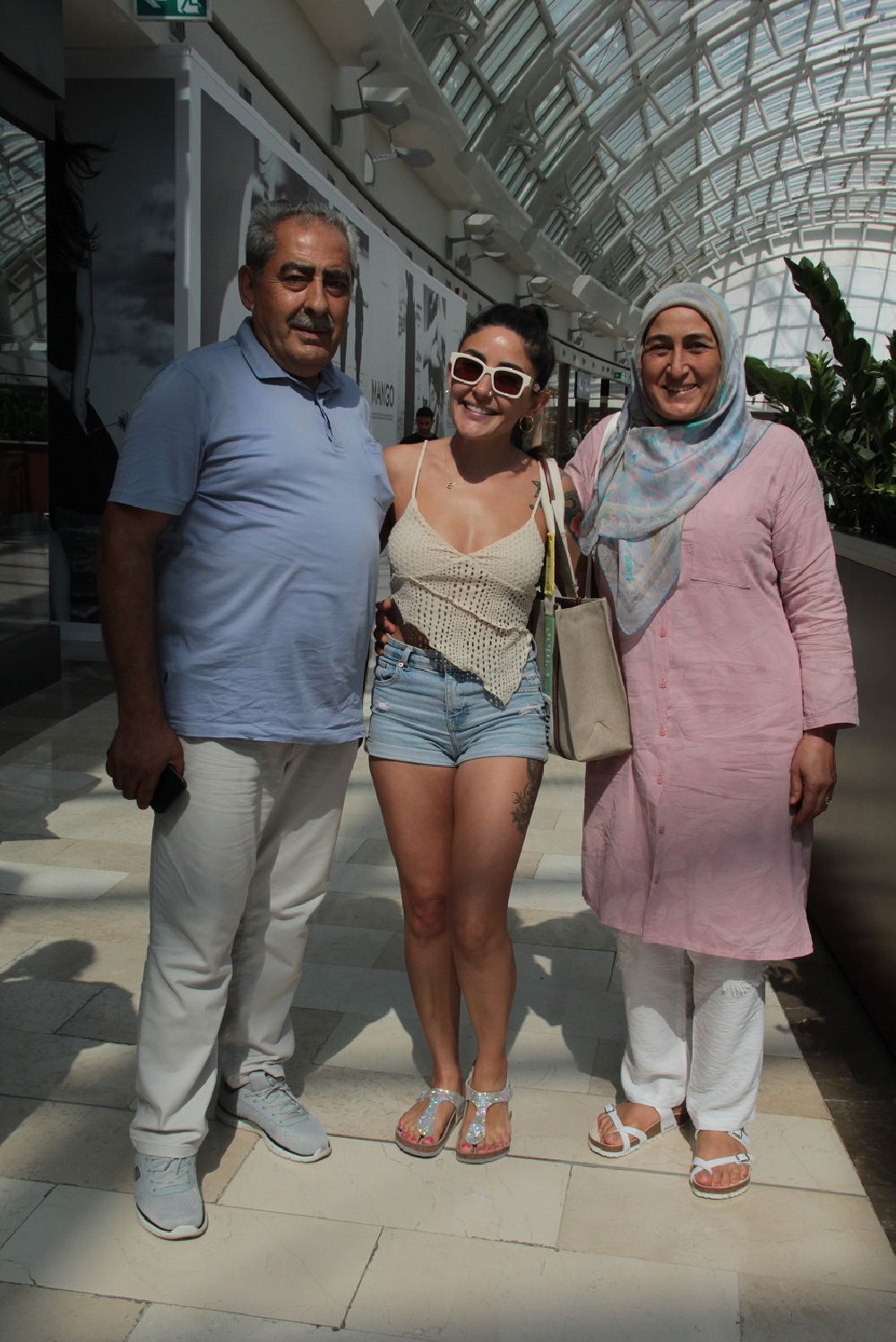 Ünlü şarkıcı Melek Mosso düğün alışverişine çıktı