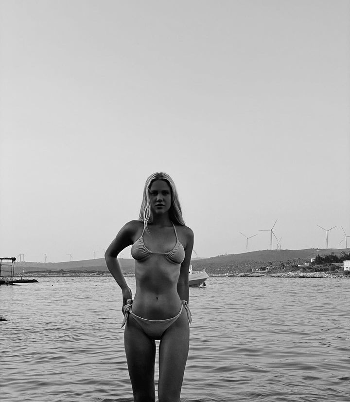 Ünlü şarkıcı Serel Yereli'den bikinili pozlar