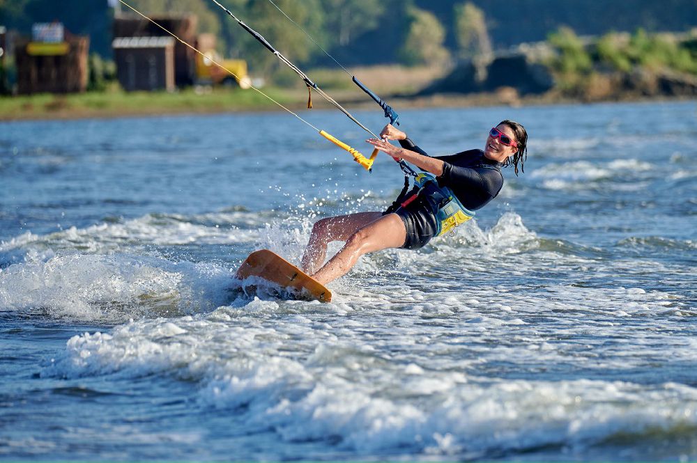 Amerika'dan dönen Ayça Varlıer kitesurf yaptı
