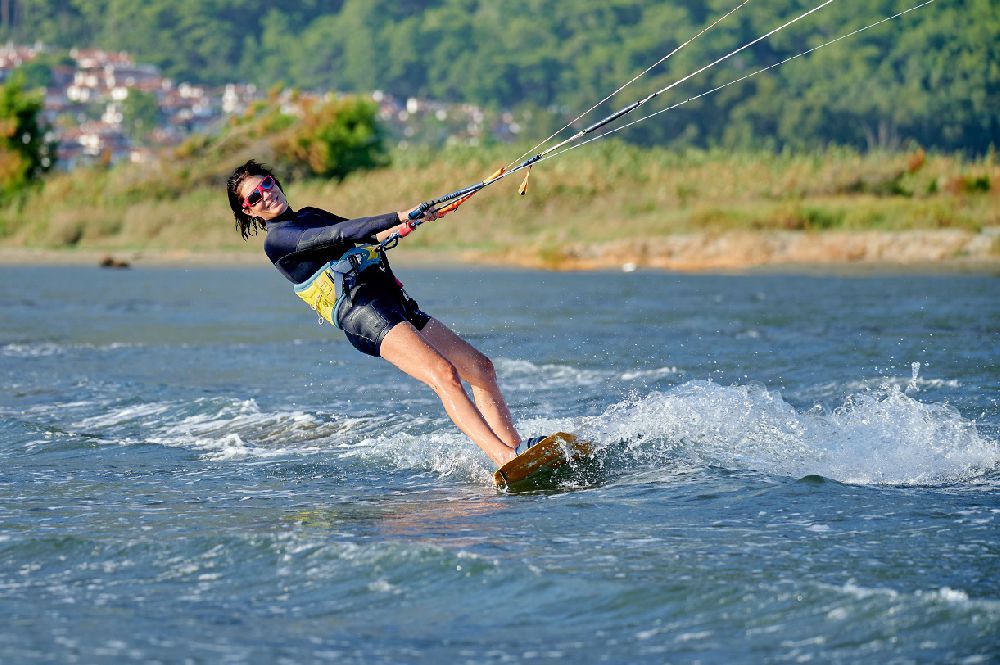 Amerika'dan dönen Ayça Varlıer kitesurf yaptı