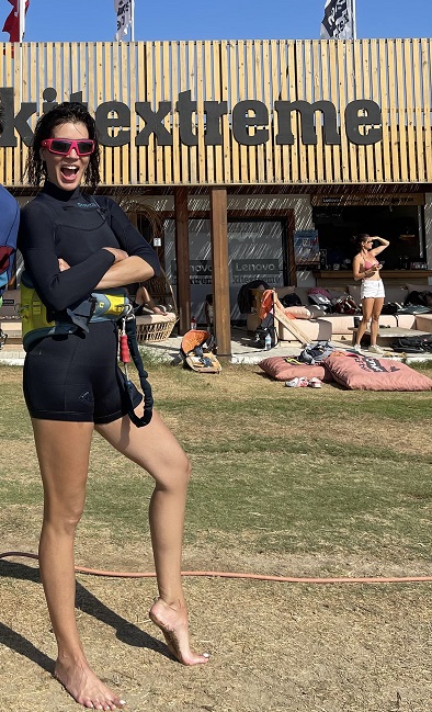Amerika'dan dönen Ayça Varlıer kitesurf yaptı