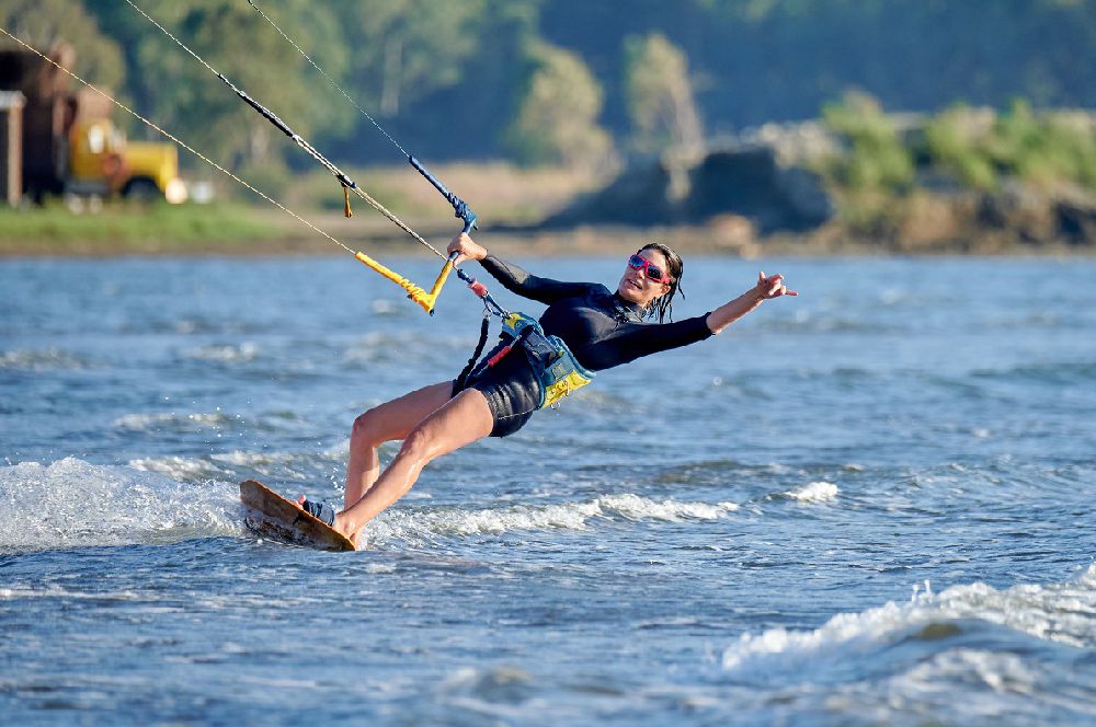 Amerika'dan dönen Ayça Varlıer kitesurf yaptı