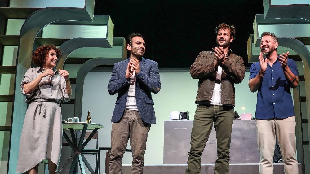 Buğra Gülsoy ve Serhat Teoman’ı buluşturan ‘Cırcır Böcekleri İtler ve Biz’ prömiyerini yaptı