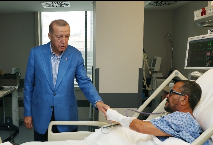 Cumhurbaşkanı Recep Tayyip Erdoğan ölümden dönen Ali Sabancı ve eşi Vuslat Doğan Sabancı'yı hastanede ziyaret etti