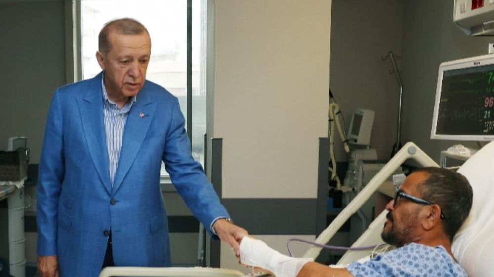 Cumhurbaşkanı Recep Tayyip Erdoğan ölümden dönen Ali Sabancı ve eşi Vuslat Doğan Sabancı'yı hastanede ziyaret etti