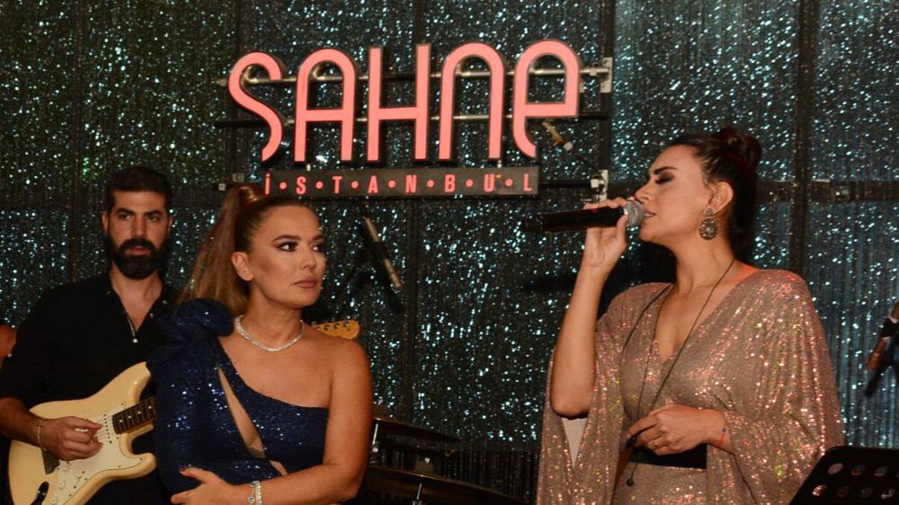 Demet Akalın vokalisti Sibel Işık’a şarkı çıkardı