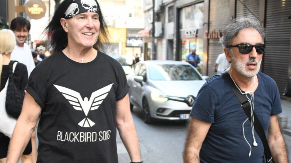 Dünyaca ünlü rock müzik grubu AC/DC'nin solisti Dave Evans Nişantaşı'nda pazar günü kapalı olan pırlanta mağazası açtırdı