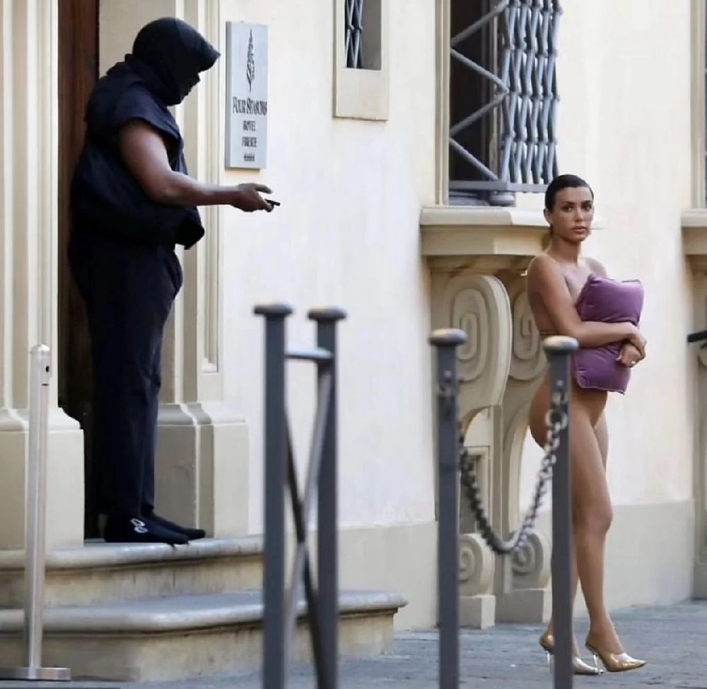 Kanye West'in sevgilisi İtalya’da çıplak dolaştı! Göğüslerini yastıkla kapattı