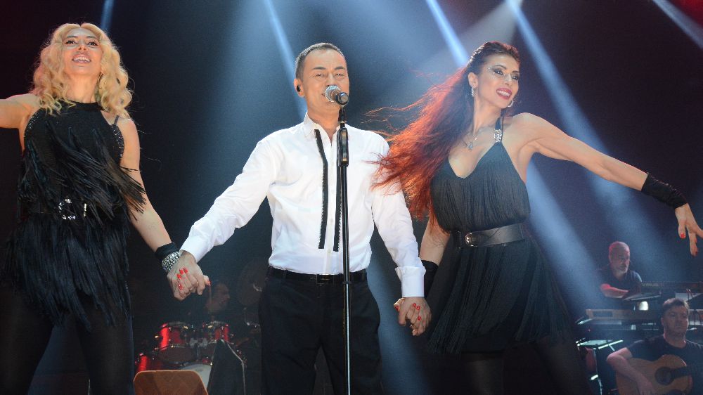 Kuruçeşme Açıkhava 11. kez Serdar Ortaç hayranlarıyla doldu