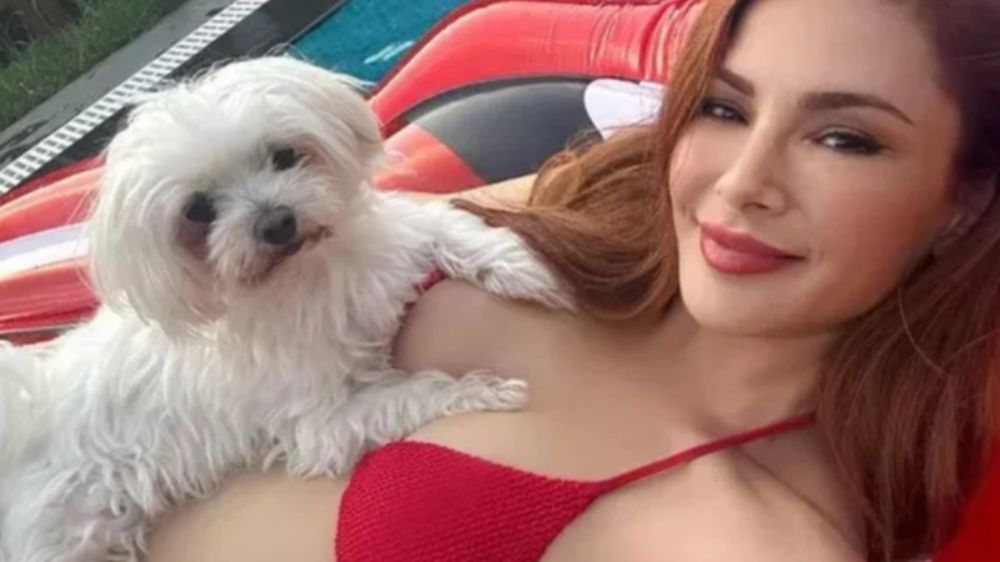 Mine Tugay'ın havuzda köpeğiyle verdiği pozlar sosyal medyayı yıktı geçti 