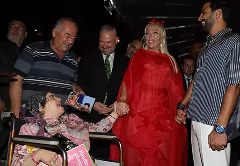 Seda Sayan'dan engelli hayranını duygulandıran jest