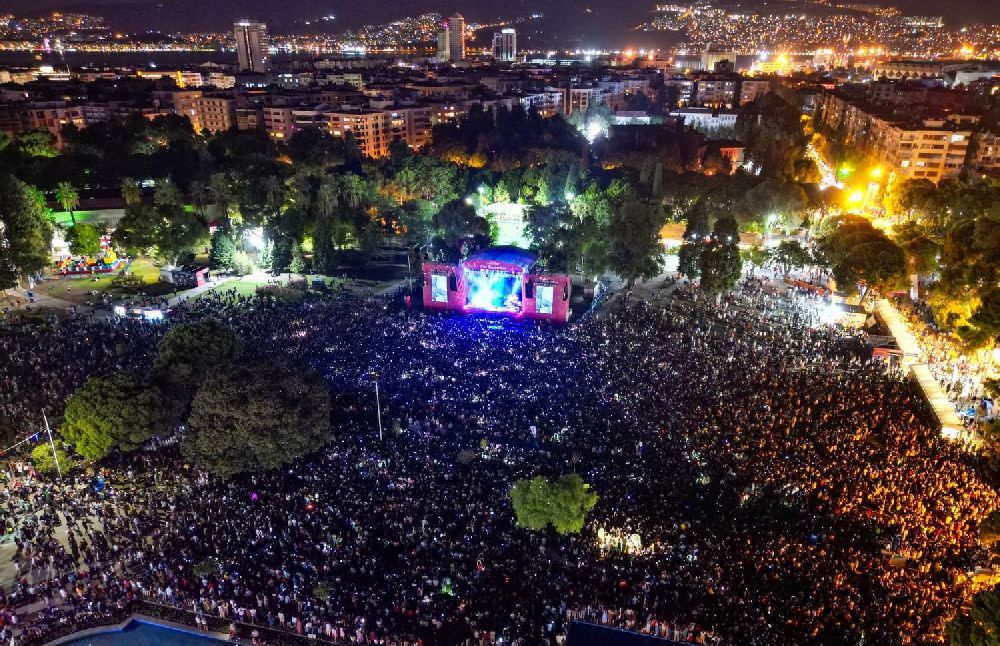 Serdar Ortaç seyirci rekoru kırdı