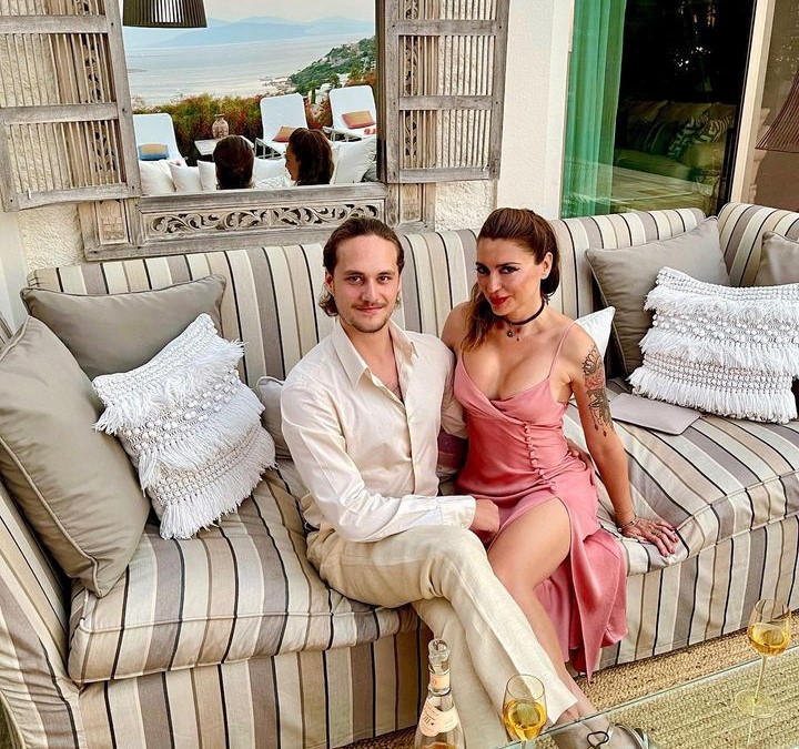 Ünlü çift Bilge Öztürk ile Daren Gerede Erkaya aşka geldi