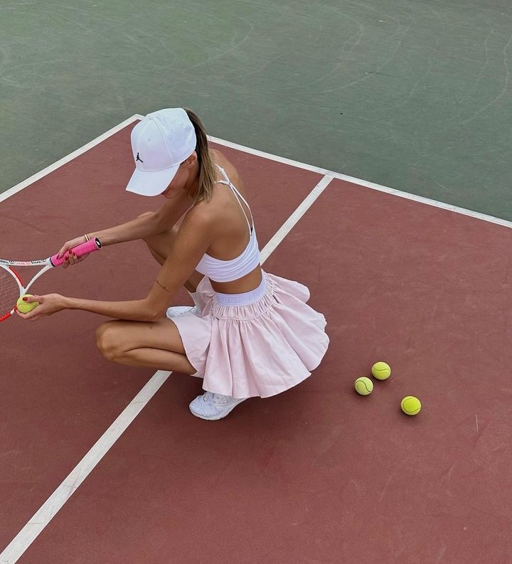 Ünlü model Şevval Şahin'den tenis pozu