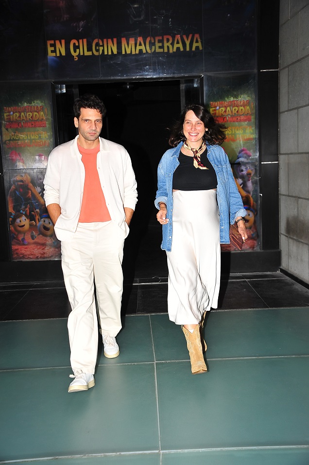 Ünlü oyuncu Kaan Urgancıoğlu'nun eşi Burcu Denizer karnı burnunda görüntülendi