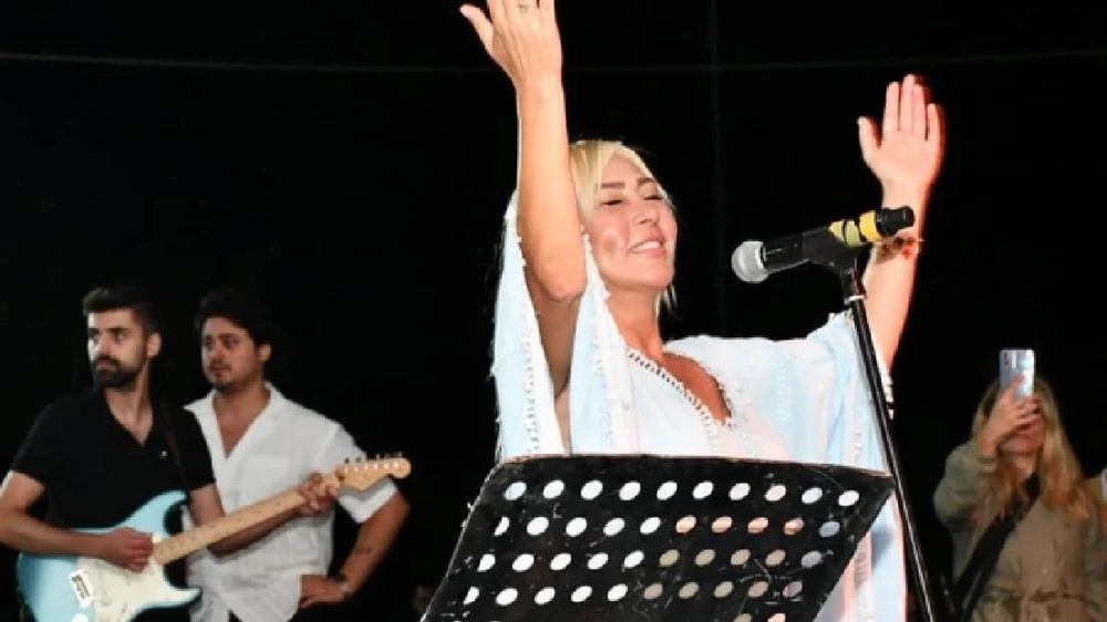 Ünlü sanatçı siyasete atılıyor! Belediye başkanı adaylığını duyurdu