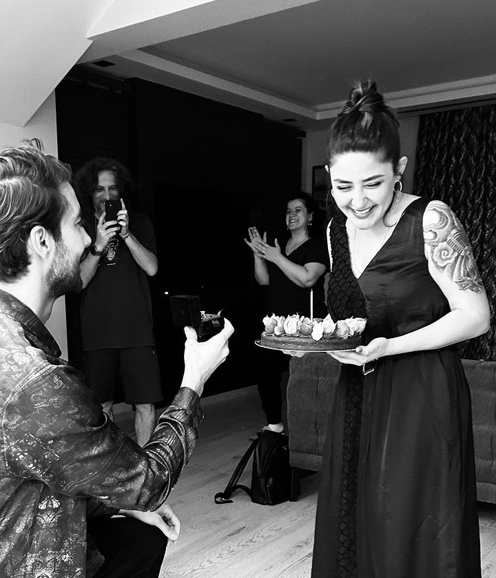 Ünlü şarkıcı Melek Mosso sevgilisi Serkan Sağdıç'tan aldığı evlilik teklifi anını paylaştı