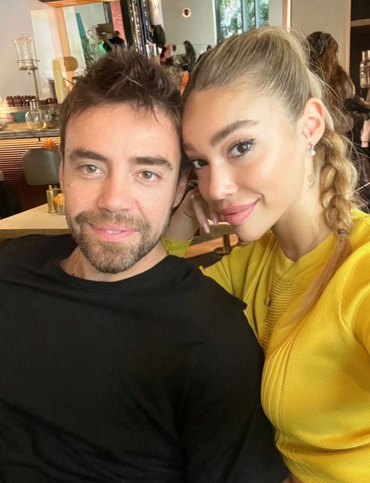 Ünlü şarkıcı Murat Dalkılıç sevgilisiyle ilk fotoğrafını paylaştı