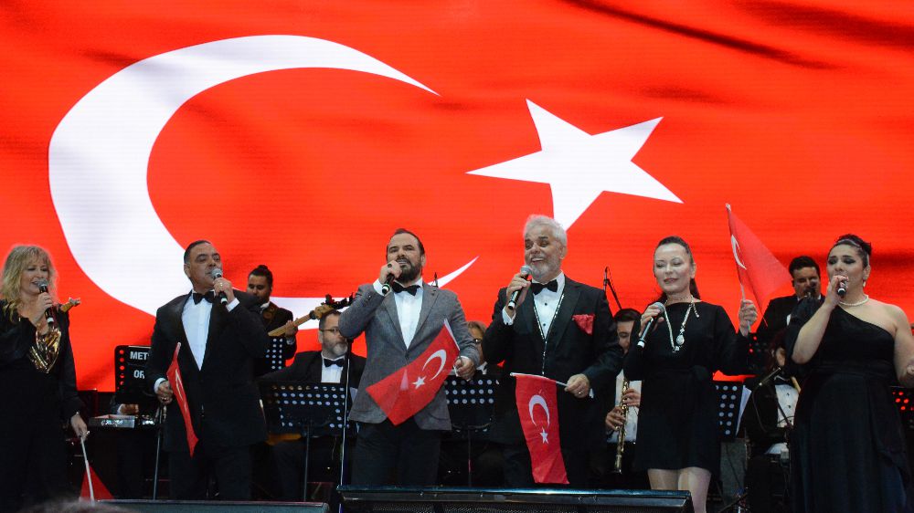 90’lar sanatçılarıyla Atatürk’ün sevdiği şarkılar Boğazda yankılandı!