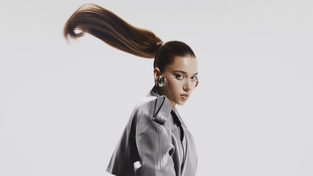 Afra Saraçoğlu DeFacto’nun dış giyim ürünleri ile kamera karşısına geçti